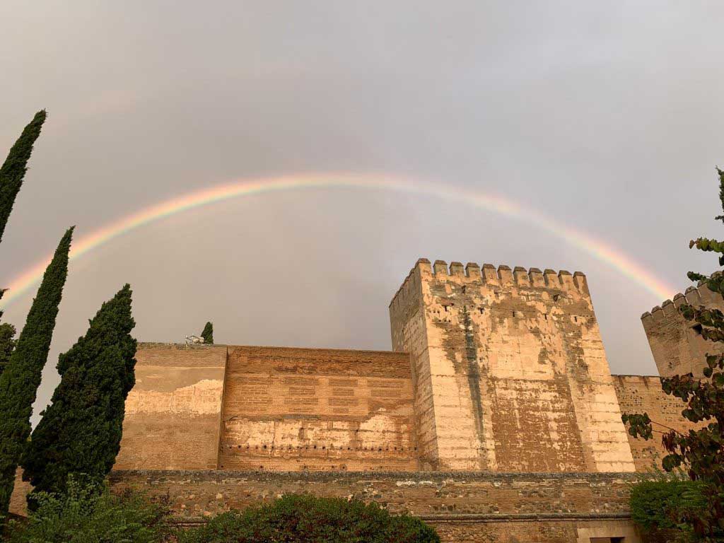 Imagen que muestra una parte Alhambra con arcoíris y Limpieza Las Nieves