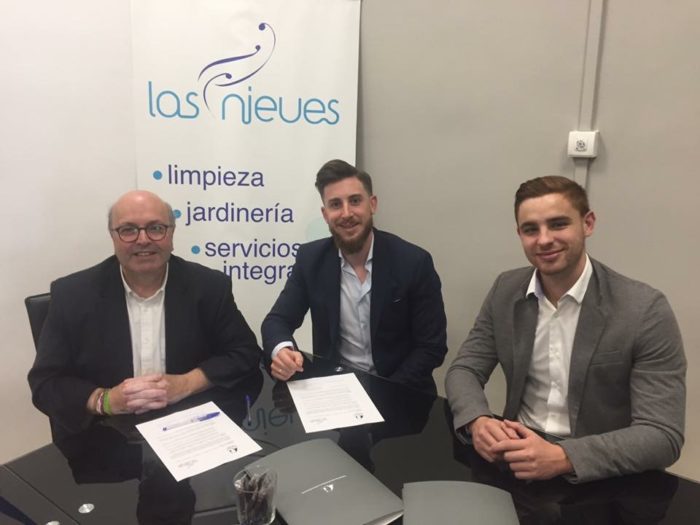 Imagen de tres personas que firman el convenio de Las Nieves con el Festival de Música de Granada