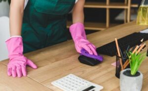 limpiadora al externalizar los servicios de limpieza en tu empresa