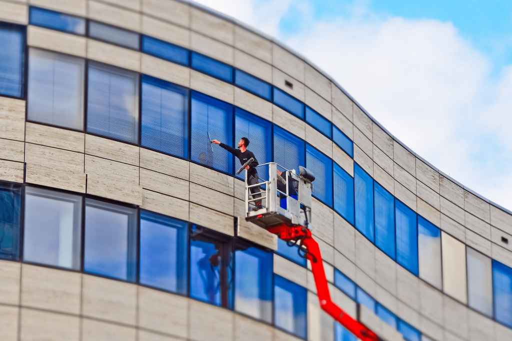 empresa-limpieza- limpiando-cristales-de-un-edificio