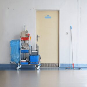 fotografía en un hospital con productos de limpieza para centros sanitarios