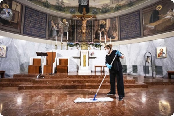 operaria de Las Nieves limpiando una iglesia