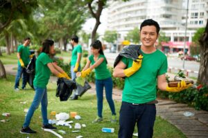 comunidad de vecinos limpiando las zonas comunes