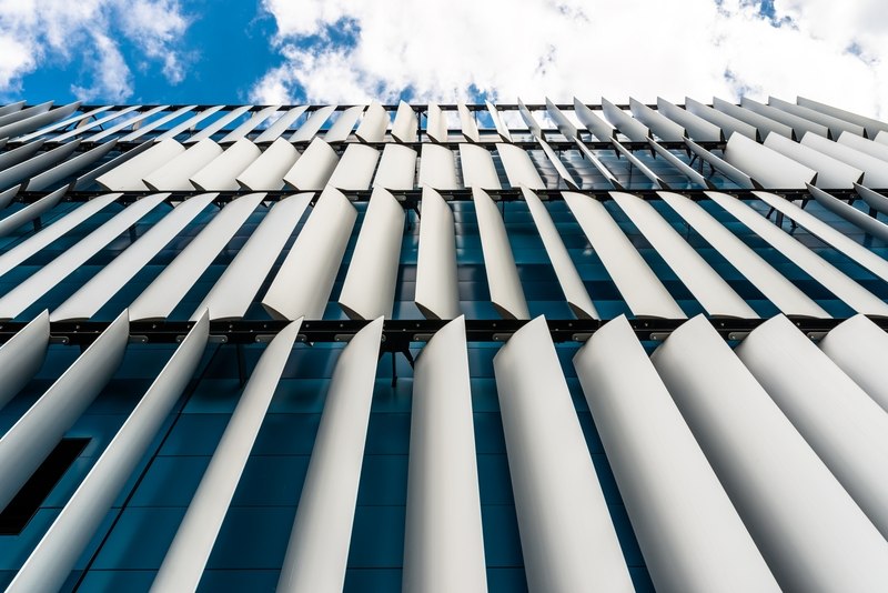 persianas de aluminio de un edificio