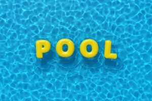 piscina escrito en inglés= Pool