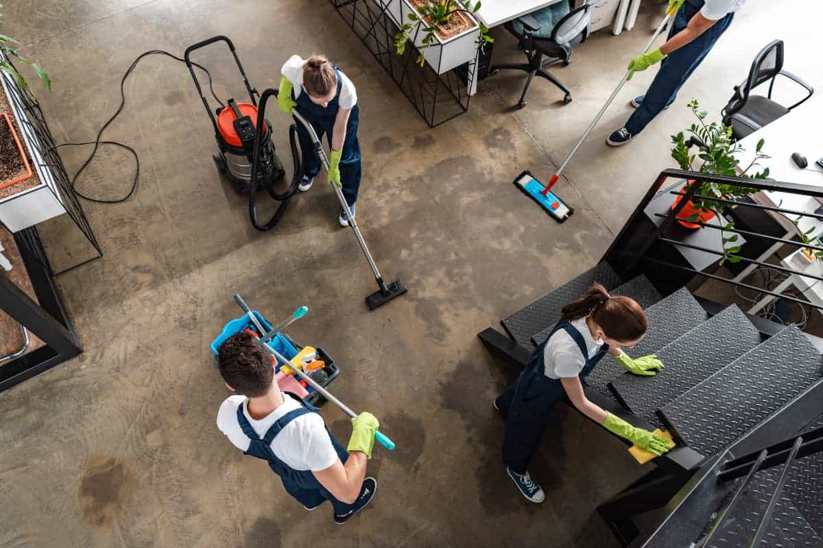 Empresa de limpieza limpiando una oficina después de una reforma