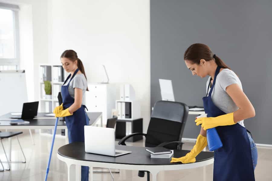 Limpiadoras limpiando una oficina
