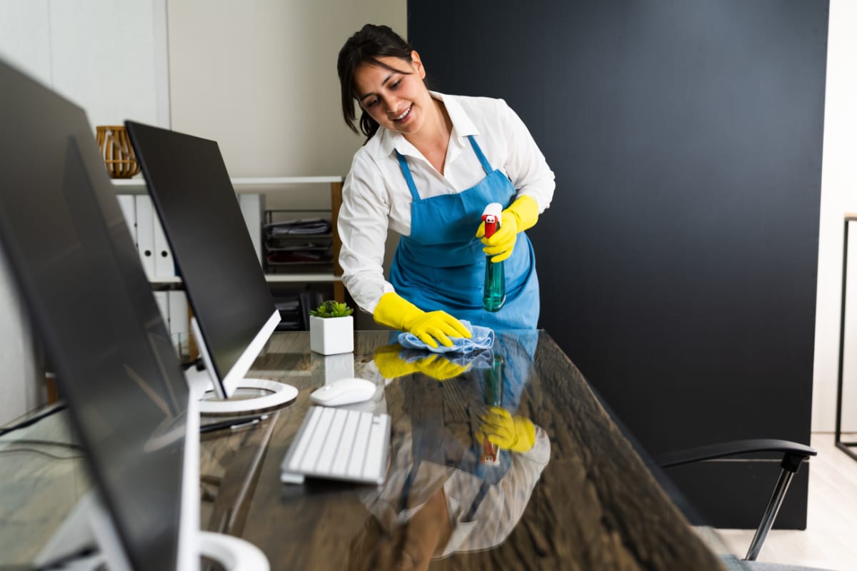 Cómo limpiar diferentes tipos de superficies en una oficina
