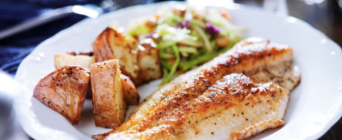 Plato de pescado blanco bajo en calorías