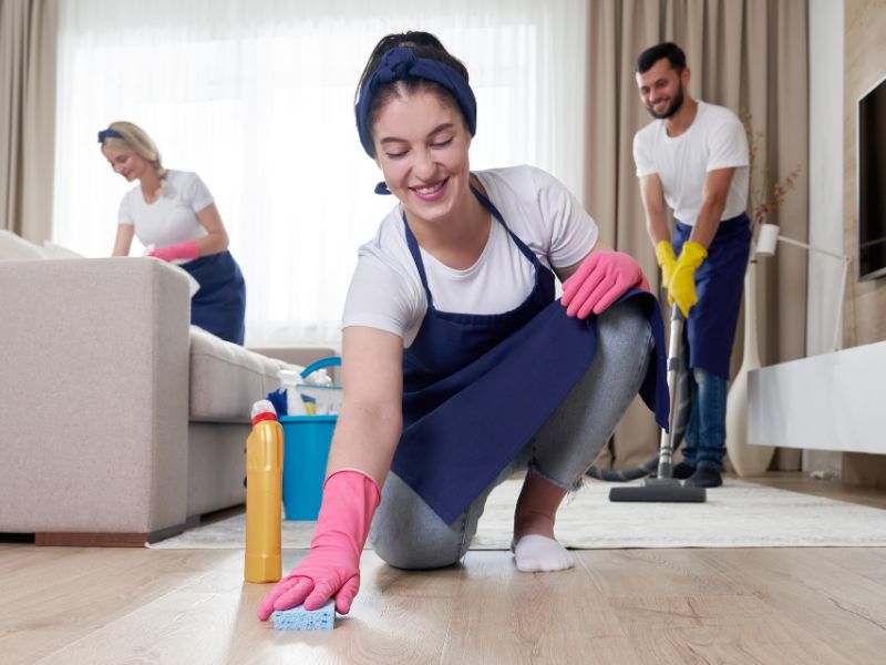profesionales limpiando suelos de casas