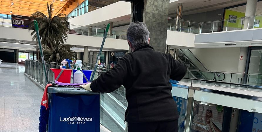 equipo de limpieza Las Nieves en promoción de la fundación